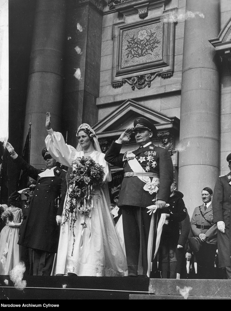 Hermann and Emmy Göring in front of Berlin's cathedral after their wedding